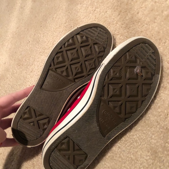 Red converse - Picture 2 of 2